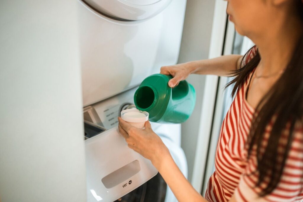 Measuring how much detergent to use in the cap at the washing machine